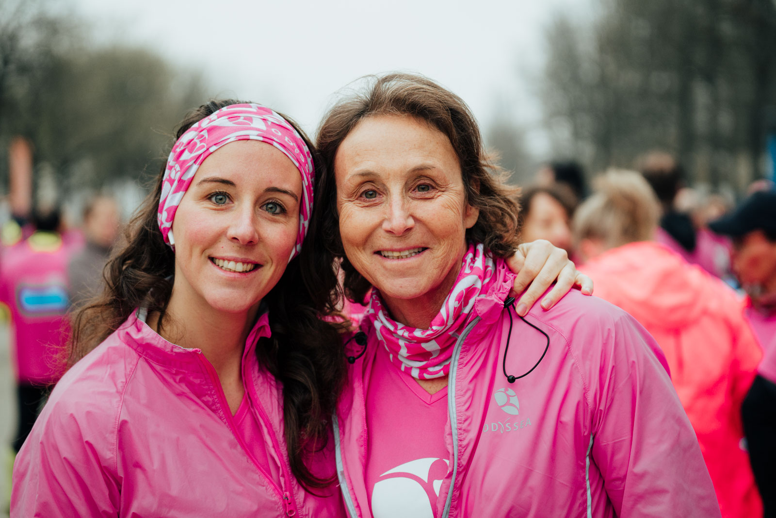 dentifier les personnes ayant une prédisposition génétique au cancer du sein pour un meilleur suivi Visuel 1 Odysséa soutient le projet Phare-Breast Grand Ouest porté par l’ICO (Institut de Cancérologie de l’Ouest) qui porte sur la prédisposition Héréditaire aux cancers du sein en région grand ouest. Nous vous invitons à découvrir ce projet du Grand Ouest soutenu par Odysséa. Identifier les gênes de prédisposition au cancer du sein Les gènes BRCA1 et BRCA2 correspondent aux principaux gènes de prédisposition au cancer du sein et sont également associés à une augmentation du risque de cancer de l’ovaire. 5 à 10% des cancers du sein sont liés à une prédisposition génétique, c’est-à-dire à une altération dans un gène présente dans le patrimoine héréditaire. L’identification de cette altération génétique permet de proposer un dépistage prédictif aux aparentés, afin de rassurer d’éventuels apparentés non porteurs de la prédisposition, et d’instaurer une surveillance spécifique notamment mammaire chez d’éventuelles apparentées porteuses. Cela permet un dépistage précoce, voire des mesures de prévention comme la possibilité d’une chirurgie de réduction du risque (mastectomie bilatérale prophylactique). En France, les personnes considérées à « risque très élevé » de cancer du sein sont celles porteuses d’une altération identifiée dans un gène de prédisposition au cancer du sein ou dont l’histoire personnelle et familiale suggère l’existence d’une prédisposition non identifiable par les techniques actuelles. Les recommandations nationales de suivi reposent sur la réalisation d’examens d’imagerie mammaire annuels (IRM mammaire, mammographie +/- échographie mammaire) débutant généralement à partir de l’âge de 30 ans et d’examens cliniques semestriels (palpation par un médecin). Des programmes d’aide au suivi spécifique de ces personnes ont été mis en place par l’Institut National du Cancer (INCa). C’est dans ce contexte que le programme PHARE Grand Ouest (Prédisposition Héréditaire aux cAncers du sein REgion GRAND OUEST, PGO) intervient : il correspond à l’un des 17 programmes régionaux ou inter-régionaux de suivi multidisciplinaire des personnes ayant une prédisposition génétique au cancer du sein et/ou de l’ovaire et aux cancers digestifs. Visuel 2 Le projet PHARE Grand Ouest Ce projet a pour objectif de décrire la population de la cohorte Phare Grand Ouest et ses principales caractéristiques ainsi que son suivi. Le second objectif est de mesurer la performance du PPS en termes de dépistage et de prévention du cancer dans une population à risque très élevé de cancer du sein. Cette étude permettra plus spécifiquement ● une meilleure connaissance de la population suivie par Phare Grand Ouest ; ● identifier les effets du PPS ainsi que leur mise en valeur; ● de faire des recommandations en termes d’extension possible du programme, en particulier du fait de listes d’attente importantes dans certains centres/services ; ● de proposer de futures recherches à conduire, en termes épidémiologique et en termes économiques ; ● de développer des collaborations au niveau international, sur le suivi de personnes jeunes à risque très élevé de cancer lié à une prédisposition génétique. Les résultats des travaux feront l’objet de publications dans des revues scientifiques internationales et de communications lors de séminaires ou webinaires au niveau national. Cette étude se déroule sur deux ans. La première année ayant été financée sur ressources propres, la contribution d’ODYSSEA aide au complément de financement d’un poste d’ingénieur de recherche, et d’un temps d’IDE pour la collecte des données et le suivi des personnes à haut risque pour la seconde année. 